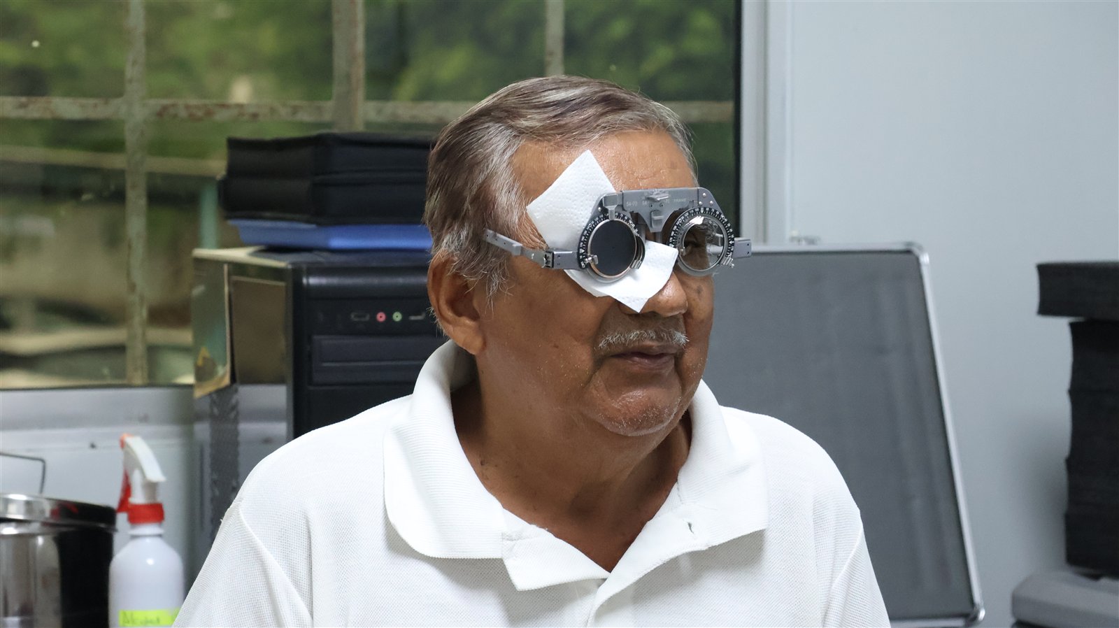 Adulto mayor durante una evaluación visual de FUNDAMISC
