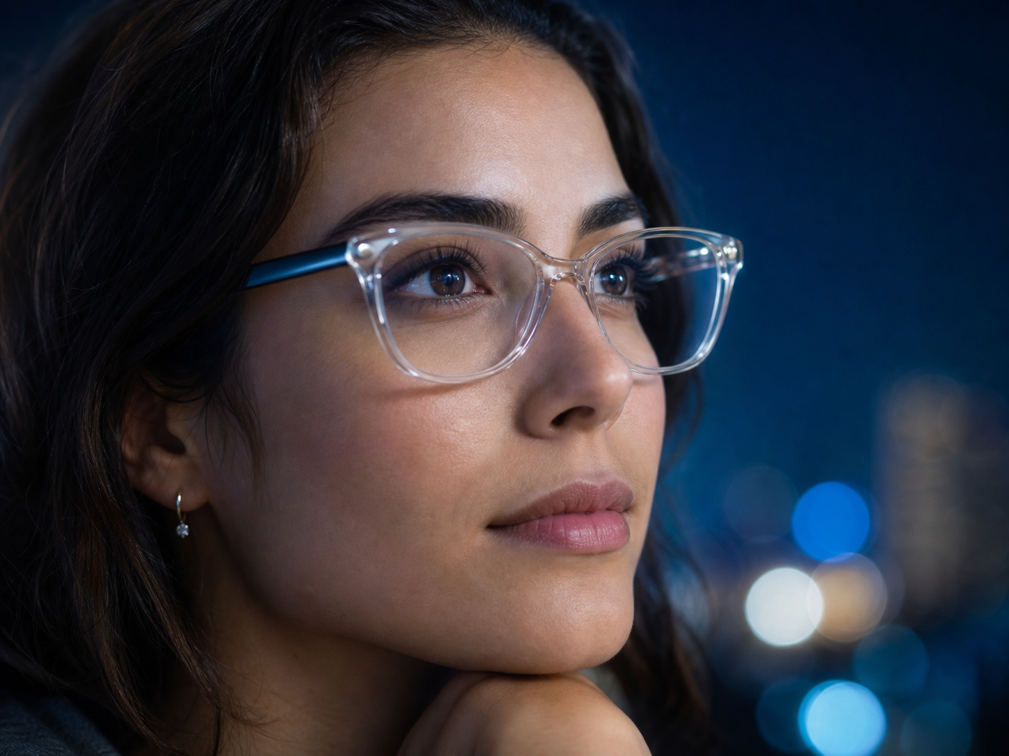 Persona usando lentes con tratamiento antirreflejo durante la noche